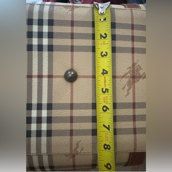 Burberry luggage bag size 45 in very good condition. comes with strap.Minor used - Picture 10 of 11